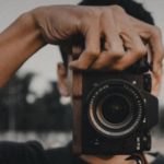 Photographe dont la tête est complètement masquée par l'appareil photo